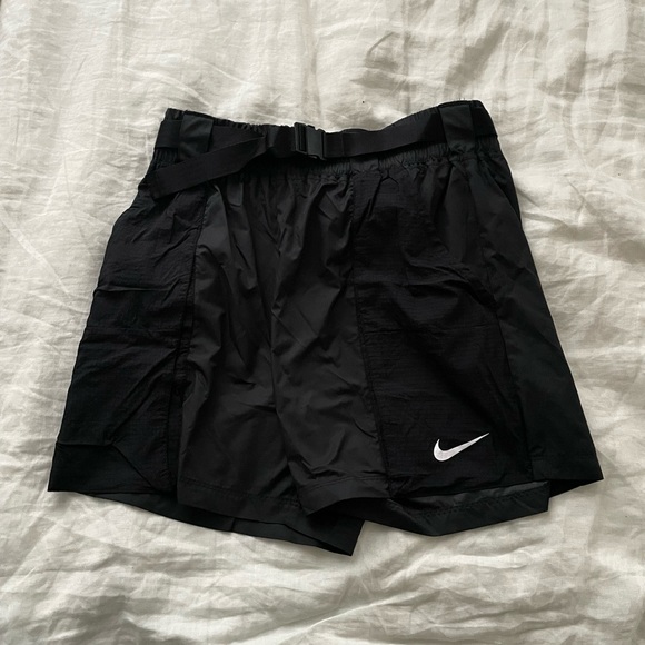 Nike / RARE Sportswear Swoosh Woven Active Shorts with Belt in Black / Size L - Picture 3 of 7